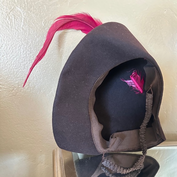 GRACEFUL 1940\'s BROWN FELT TILT TAH + FUCHSIA LONG, CURLY FEATHER main image 7